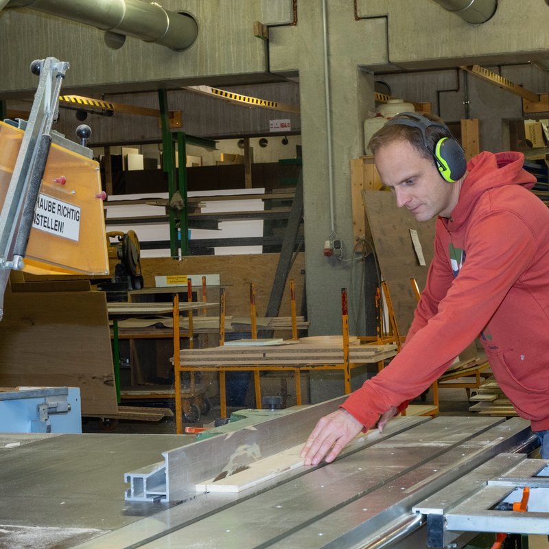 Zuschnittservice im Holzwurm Holzfachmarkt in Wiener Neustadt – maßgenaue Bearbeitung von Holz- und Plattenwerkstoffen.
