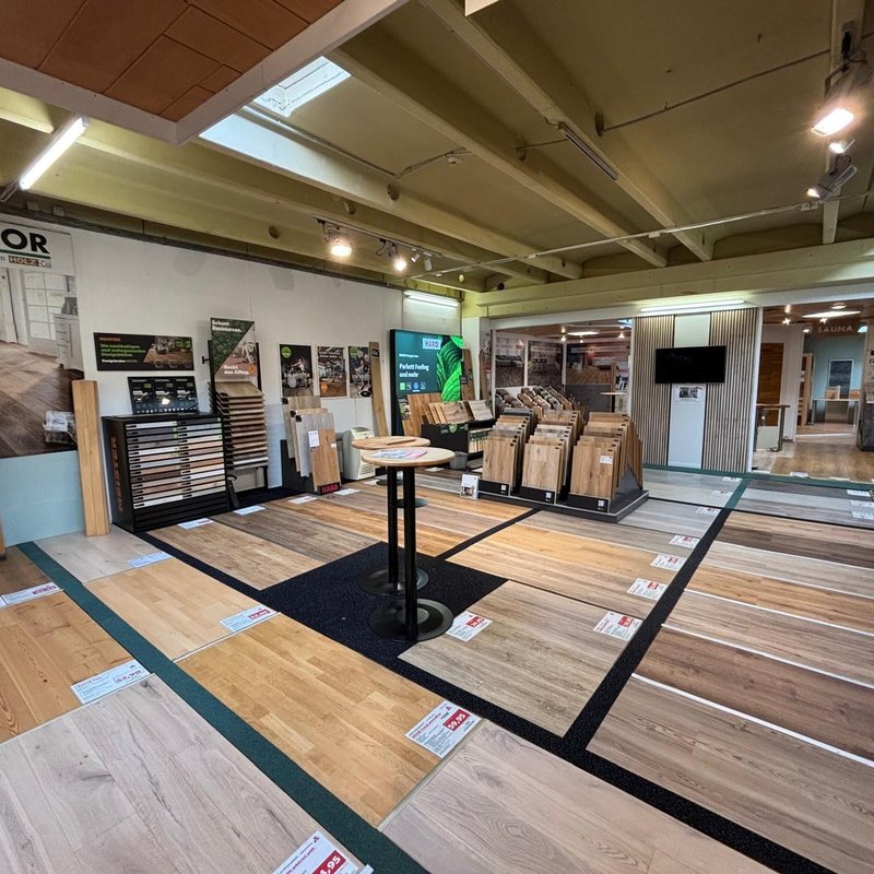 Ausstellung großes Bild rechts und oben etwas zuschneiden bitte Seite 8